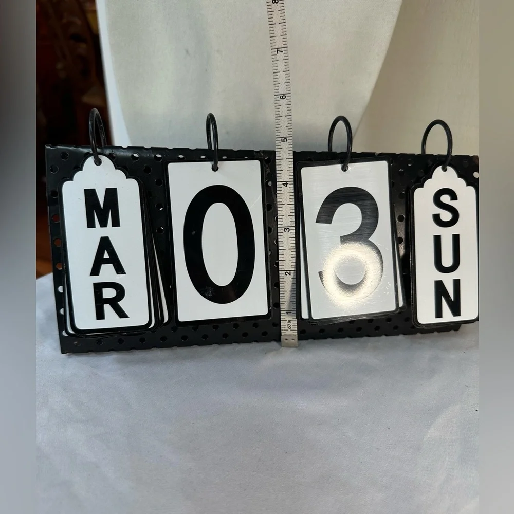 Farmhouse kitchy metal date calendar